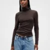 Maglia a collo alto moderna
