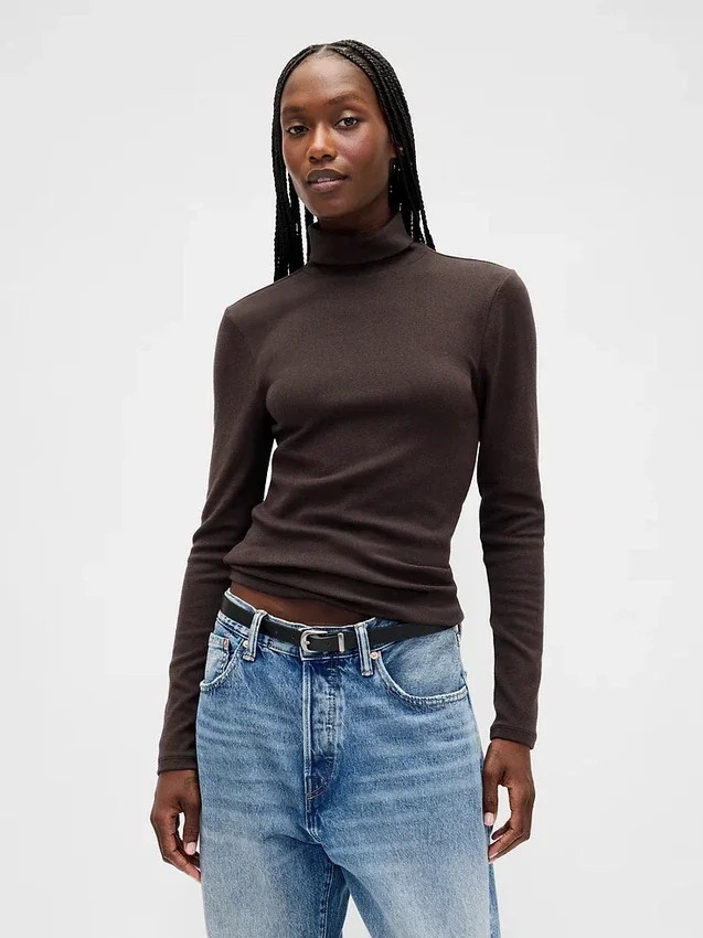 Maglia a collo alto moderna