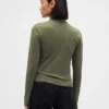 Maglia a collo alto moderna