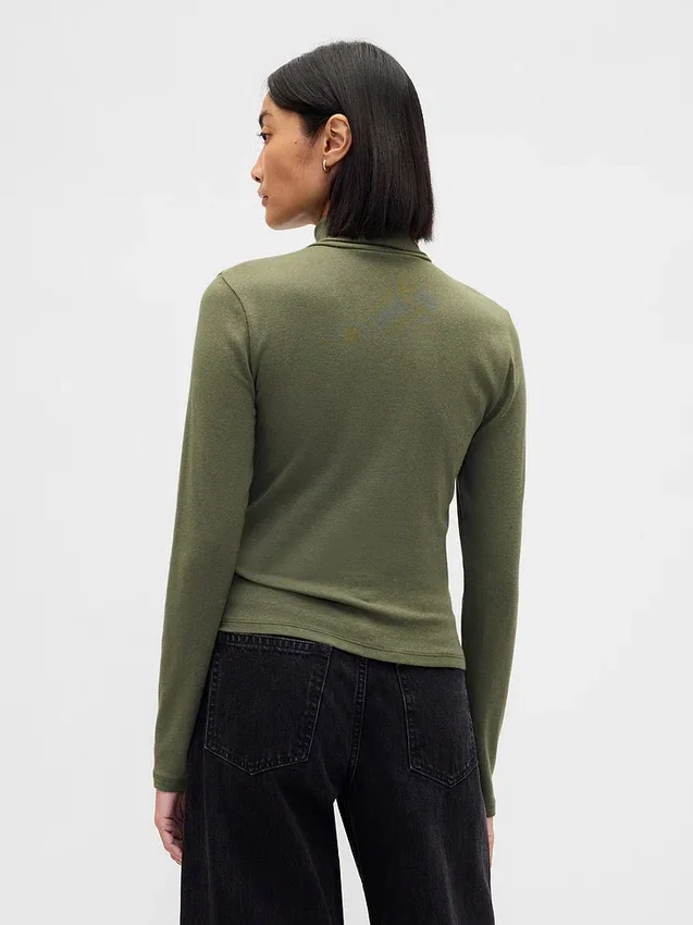 Maglia a collo alto moderna