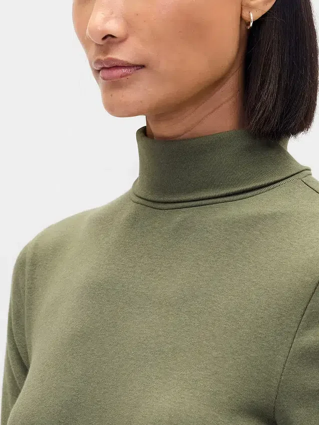 Maglia a collo alto moderna