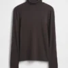 Maglia a collo alto moderna
