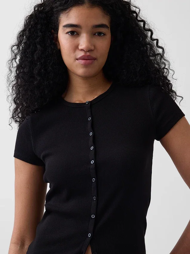 Maglietta moderna a girocollo con bottoni sul davanti in tessuto a costine