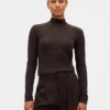 Maglione a collo alto corto a costine pointelle