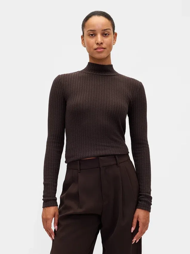 Maglione a collo alto corto a costine pointelle