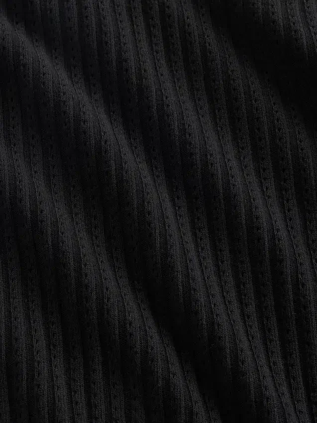 Maglione a collo alto corto a costine pointelle