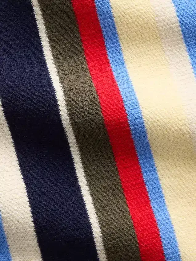 Maglione con scollo all’americana a righe in 100% cotone