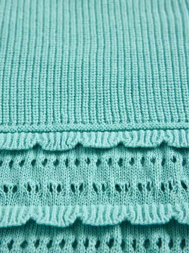 Maglione da bambino con bordi smerlati e punti misti