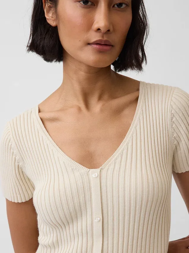 Maglione lungo in maglia a costine con abbottonatura frontale
