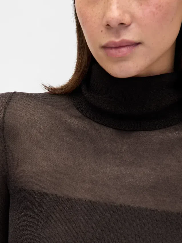 Maglione lungo in maglia trasparente con collo alto
