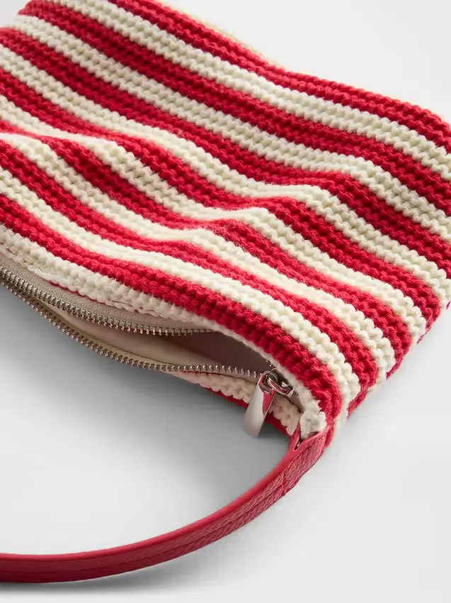 Mini borsa a righe lavorata all’uncinetto