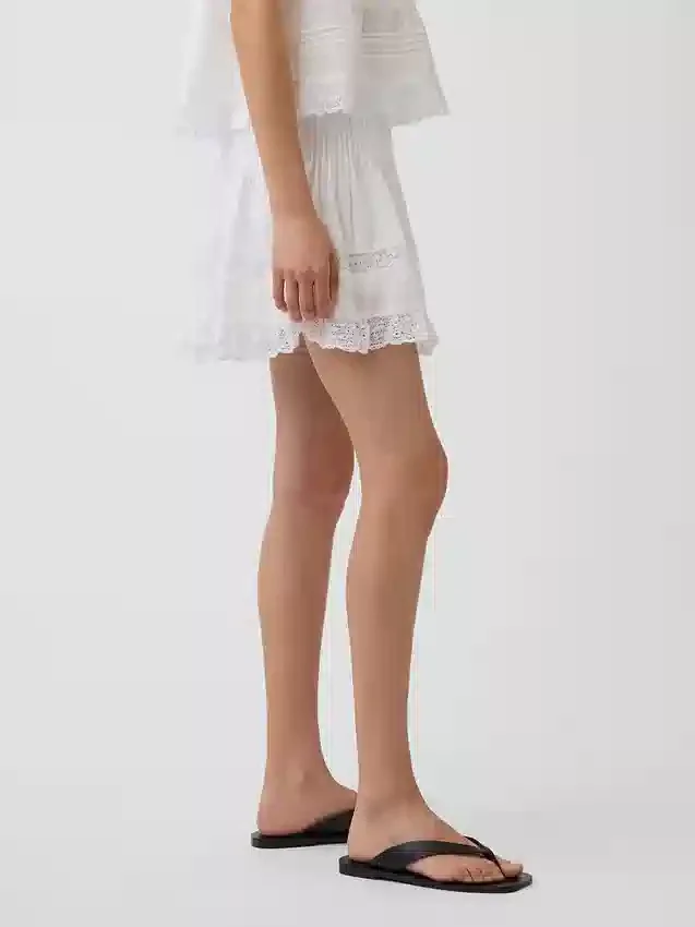 Mini gonna-pantaloncino facile da indossare con bordi in pizzo e pieghe