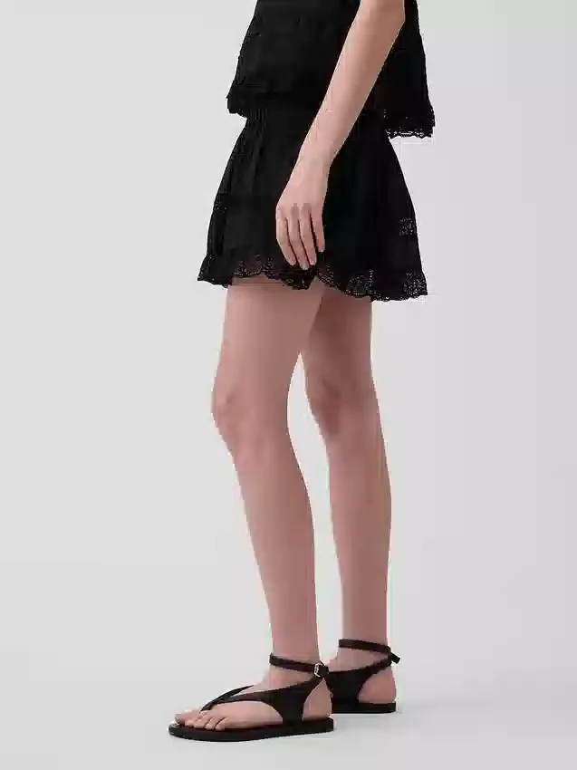 Mini gonna-pantaloncino facile da indossare con bordi in pizzo e pieghe
