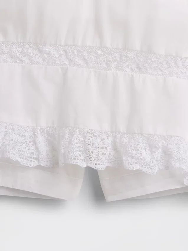 Mini gonna-pantaloncino facile da indossare con bordi in pizzo e pieghe