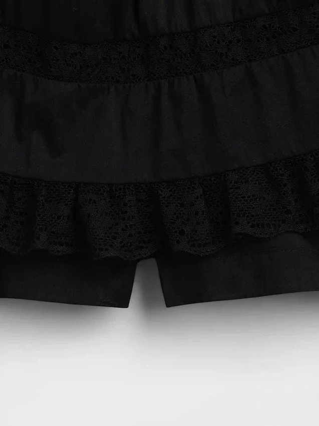 Mini gonna-pantaloncino facile da indossare con bordi in pizzo e pieghe
