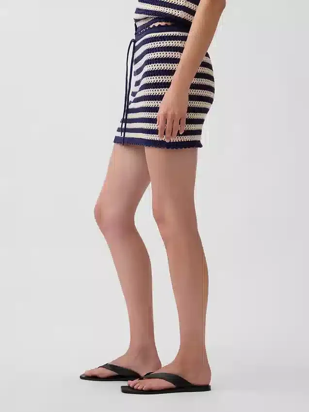 Mini gonna-pantaloncino facile da indossare in cotone 100% lavorato all’uncinetto
