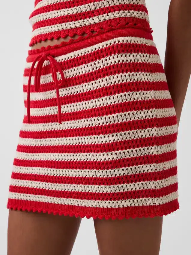 Mini gonna-pantaloncino facile da indossare in cotone 100% lavorato all’uncinetto