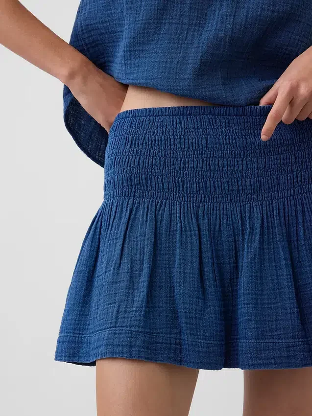 Mini gonna-pantaloncino in denim di garza di cotone con vita smockata