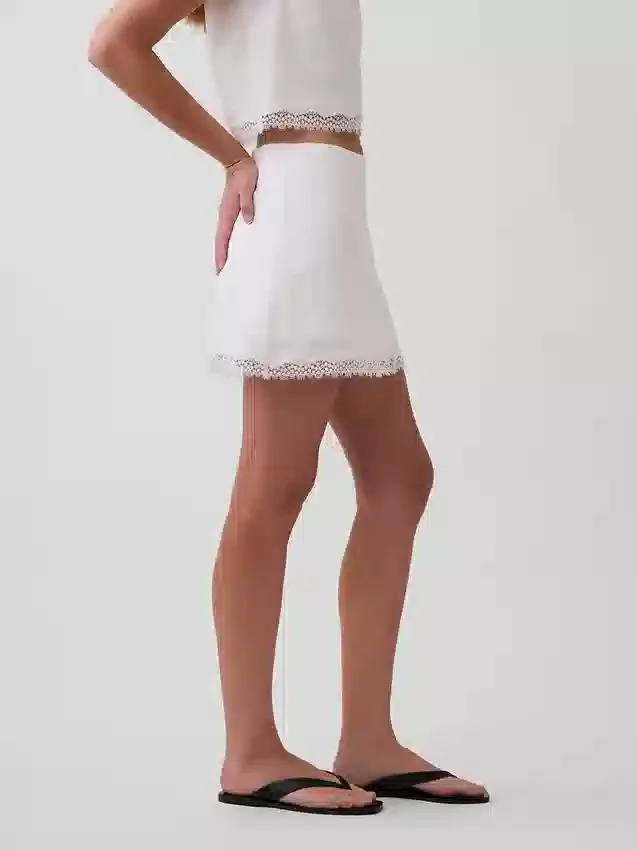 Mini gonna-pantaloncino in misto lino con bordi in pizzo