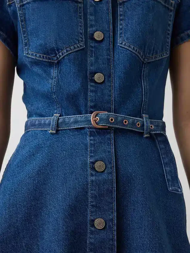 Miniabito a camicia in denim con cintura