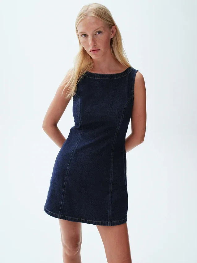 Miniabito in denim con scollo a barchetta