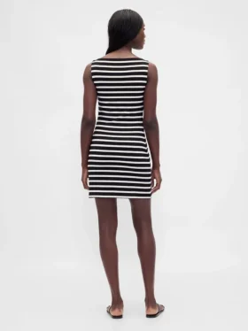 Minivestito a tubino in maglia con scollo a barchetta