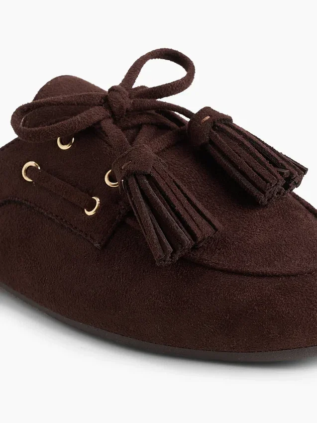 Mules vegane in pelle scamosciata con nappine