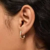Orecchini a cerchio in oro con micro-pavé Ana Luisa Brynley