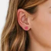 Orecchini a vite con fiore rosa shocking di Pierced Co