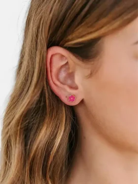 Orecchini a vite con fiore rosa shocking di Pierced Co