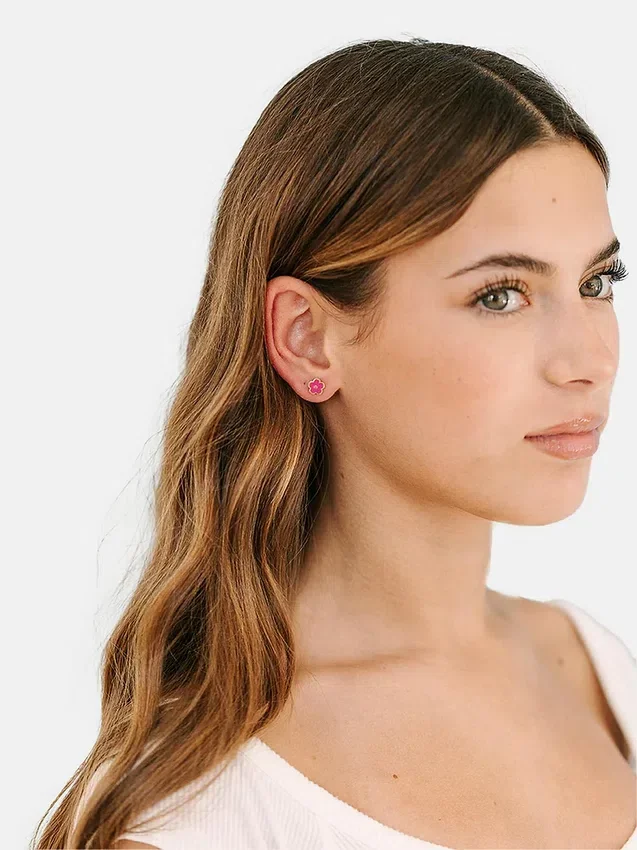Orecchini a vite con fiore rosa shocking di Pierced Co