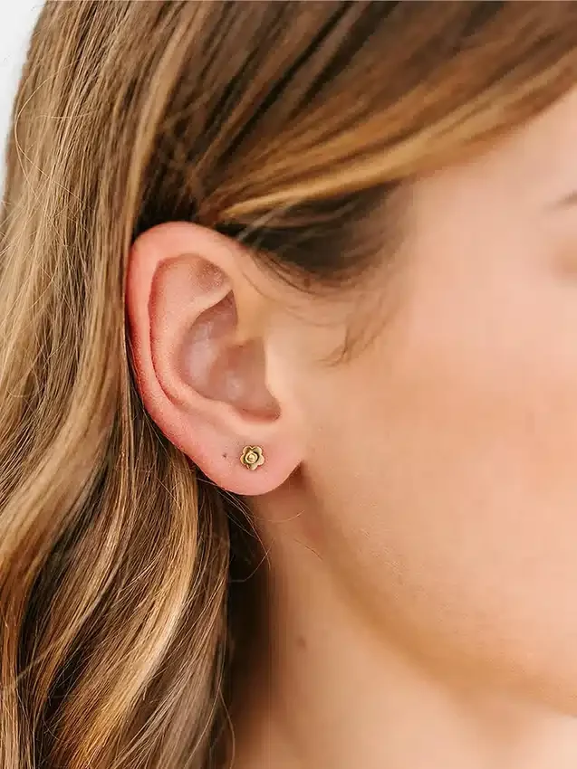 Orecchini a vite Pierced Co con piccolo fiore classico
