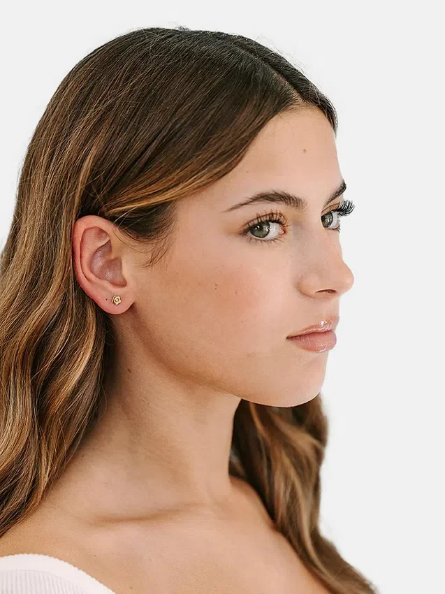 Orecchini a vite Pierced Co con piccolo fiore classico