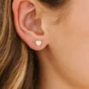 Orecchini a vite "Tiny Peachy Heart" di Pierced Co