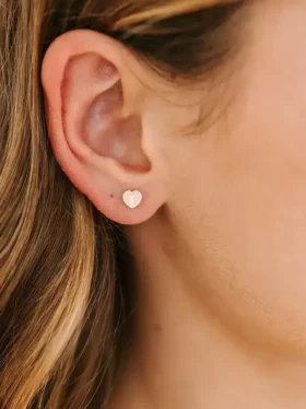 Orecchini a vite “Tiny Peachy Heart” di Pierced Co