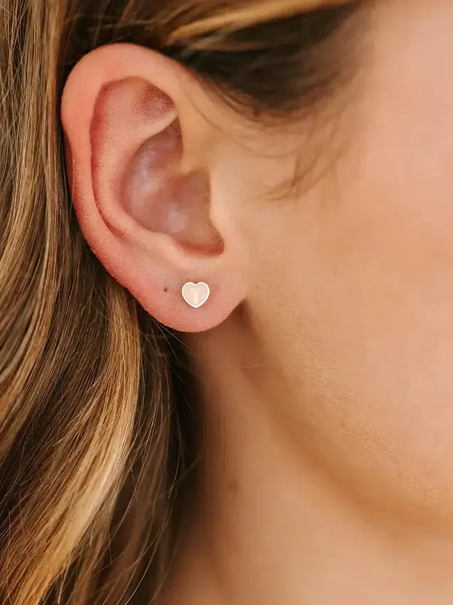 Orecchini a vite "Tiny Peachy Heart" di Pierced Co