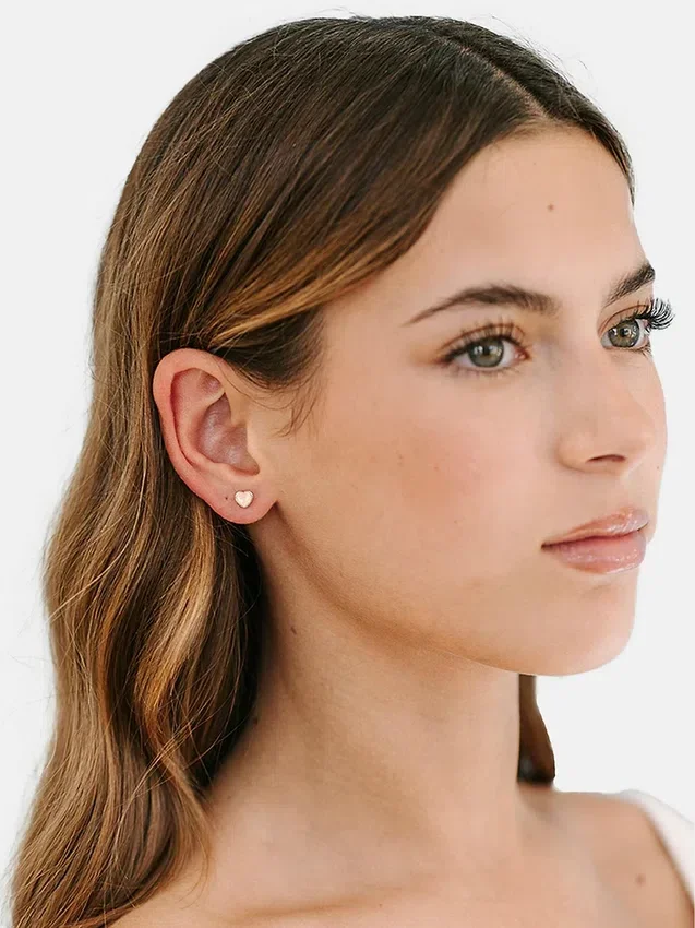 Orecchini a vite "Tiny Peachy Heart" di Pierced Co
