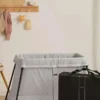 Pacchetto Babybjorn con lettino da viaggio Light e lenzuolo con angoli