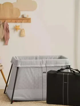 Pacchetto Babybjorn con lettino da viaggio Light e lenzuolo con angoli