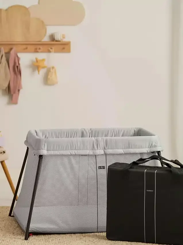 Pacchetto Babybjorn con lettino da viaggio Light e lenzuolo con angoli