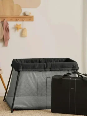 Pacchetto Babybjorn con lettino da viaggio Light e lenzuolo con angoli