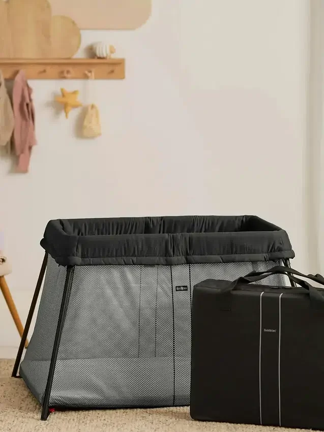 Pacchetto Babybjorn con lettino da viaggio Light e lenzuolo con angoli
