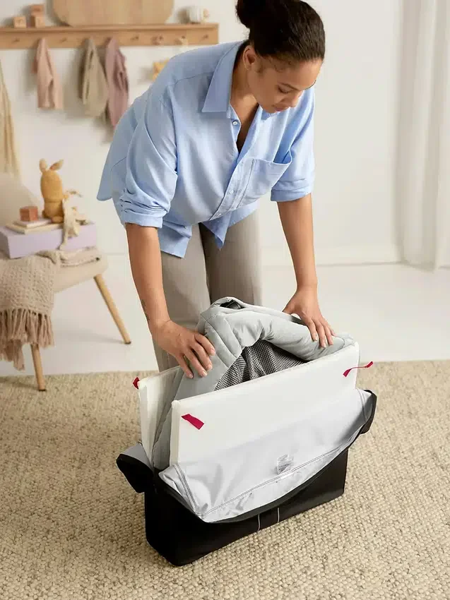Pacchetto Babybjorn con lettino da viaggio Light e lenzuolo con angoli