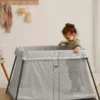 Pacchetto Babybjorn con lettino da viaggio Light e lenzuolo con angoli