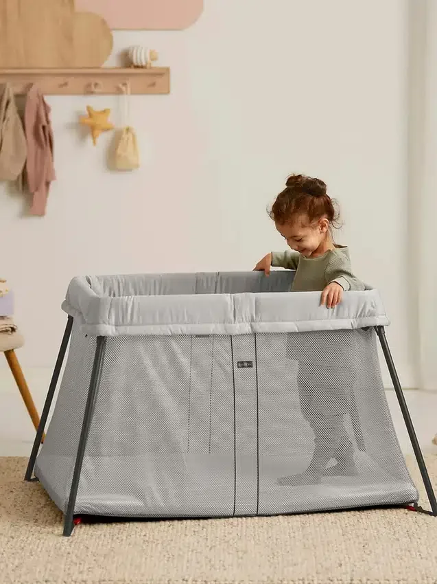 Pacchetto Babybjorn con lettino da viaggio Light e lenzuolo con angoli