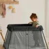 Pacchetto Babybjorn con lettino da viaggio Light e lenzuolo con angoli