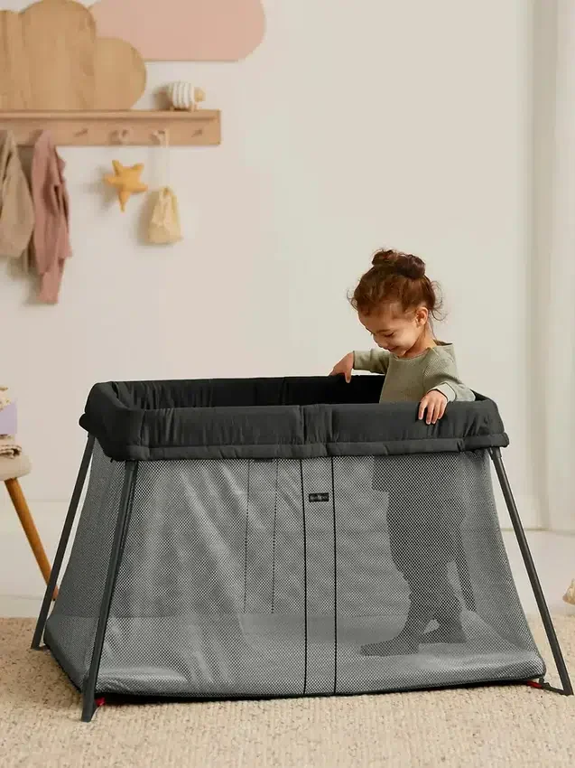 Pacchetto Babybjorn con lettino da viaggio Light e lenzuolo con angoli