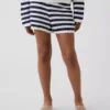 Pantaloncini a righe all'uncinetto per bambini