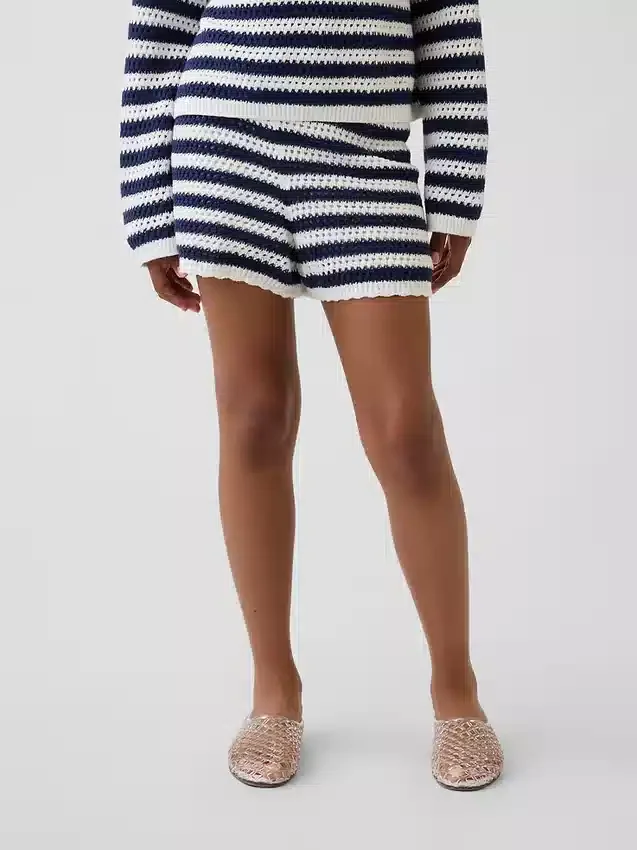 Pantaloncini a righe all'uncinetto per bambini