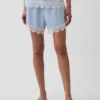 Pantaloncini a vita media da 4" in misto lino con bordi in pizzo
